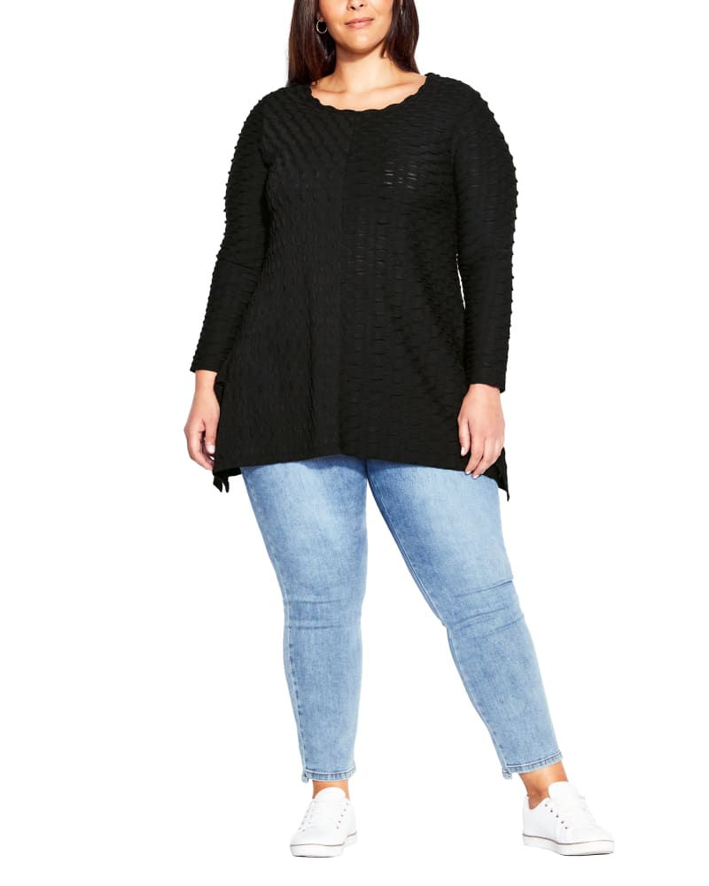 Front of a model wearing a size 18 Tiarne Texture Tunic in Black by avenue. | dia_product_style_image_id:310391